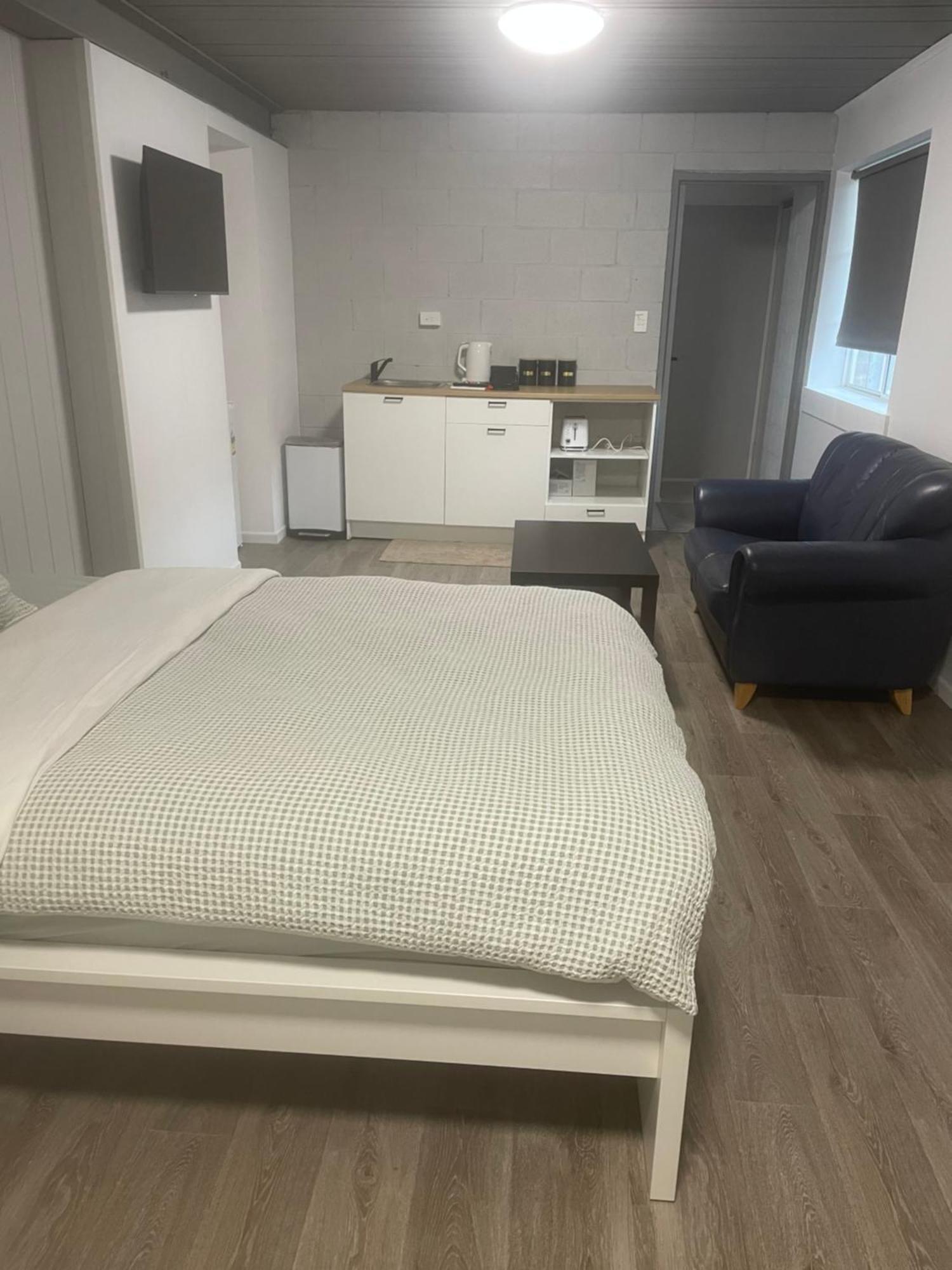 Spacious Unit Apartment *